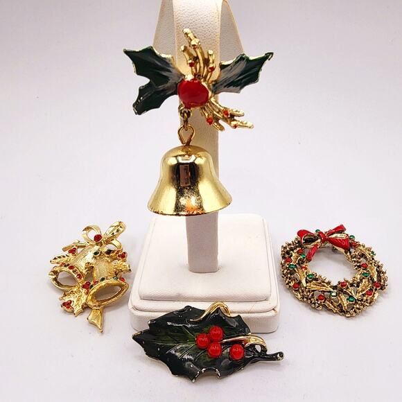 Vintage Christmas Brooch Lot Wreaths Holly Bells Enamel Mid Century Jewelry - Picture 3 of 8